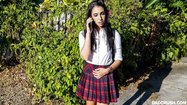Gairah Tersembunyi – Angelica Cruz Dan Rayuan Ayah Angkat Yang Menggoda