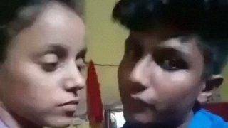 Pasangan Desa India Mesra Berciuman Dan Bercumbu Penuh Gairah
