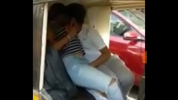Lebah India Yang Bergairah Bercumbu Di Atas Becak Motor