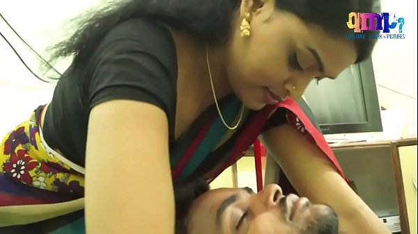 Gaietas Gadis Rumah Tangga India Dipeluk Mesra Oleh Programer Tampan