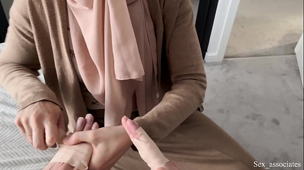 Ibu Tiri Arab Bantu Anak Tirinya Yang Tangannya Patah Dengan Cara Yang Sangat Mesra