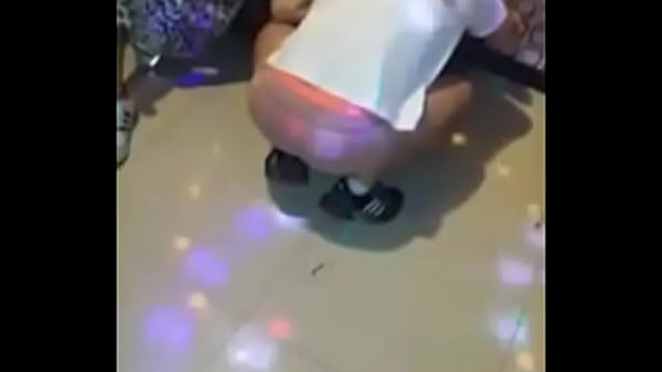 노래방에서 팬티 벗고 음란하게 즐기는 야한 쇼 – 딸자닷컴