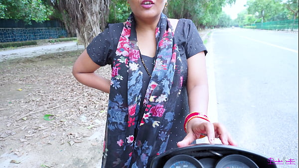 Bhabhi India Nakal Melayani Klien Di Pinggir Jalan, Digituin Doggystyle Sambil Merintih Dalam Bahasa Hindi.
