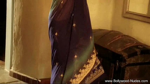 Gadis India Bollywood Tersenyum Menggoda