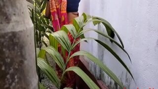 Bibi Tamil Yang Bergairah Menggoyang Batang Muda Di Kebunnya