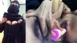 Gadis Berjilbab Menggoyang Dildo Hingga Basah Berceceran