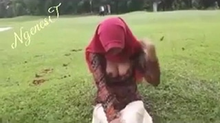 Hijab Genit Pamer Bentuk Seksi Di Taman