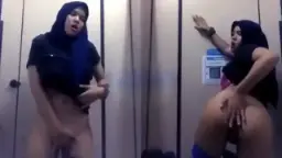 Hijab Tergairah Di Balik Pintu Mandi