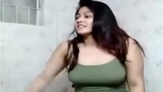 Video Panas Gadis Desi India Berbadan Montok Memamerkan Tubuh Telanjang Basahnya