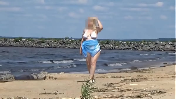 Ibu Tiri Di Pantai Dengan Bikini Putih Yang Menggoda