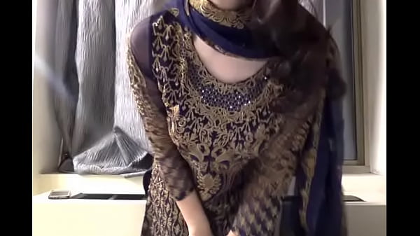 Gadis India Yang Menggoda Di Depan Kamera