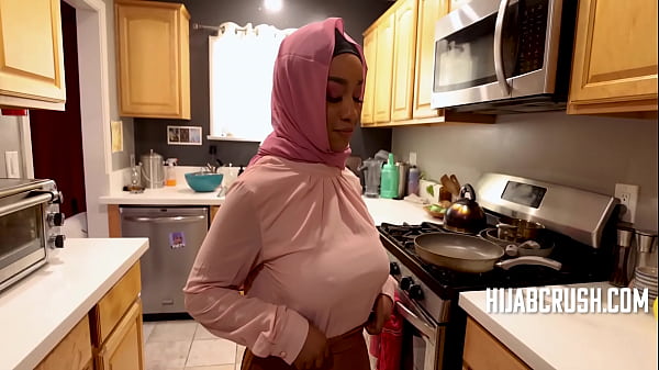 Goyangan Hijab Lily Starfire Bikin Tembem Bergoyang Liar