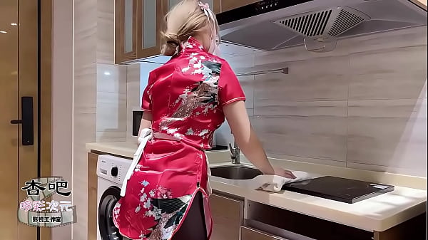 中华娘cos骚到爆，看得我硬到不行，直接冲上去干一发！