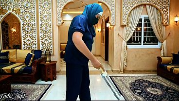 Pembantu Rumah Tangga Berhijab Disuruh Ngentot Mulut Sama Majikan, Telen Semua Air Mani.