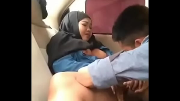 Gadis Berhijab Mesra Di Mobil Bersama Pacar
