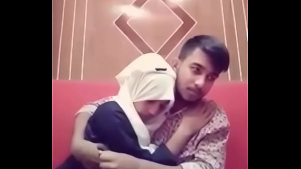 Pasangan Mesra Desi Berciuman Panas Di Kamar Hotel