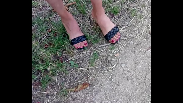 Nyonya Arab Matang Dengan Jari Kaki Dan Tumit Seksi Yang Memikat