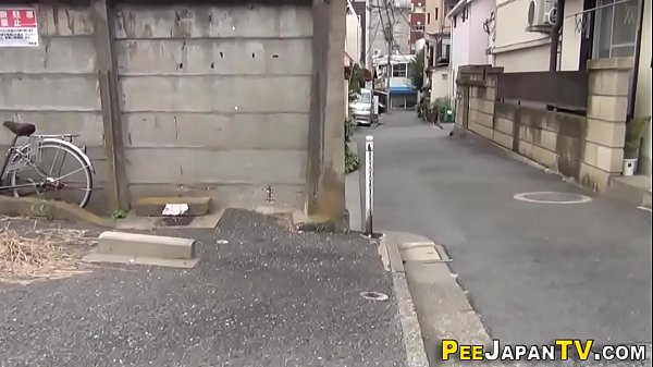 Orang Asia Ini Ngeluarin Hawa Panasnya Sambil Bikin Gemeter