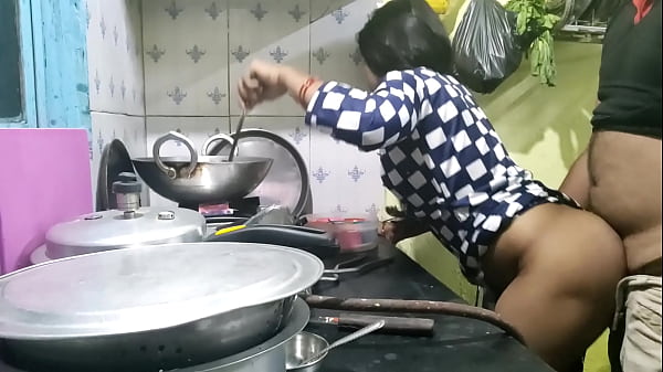 गांव से आई नादान नौकरानी को कुछ पता नहीं था, तो मालिक ने उसका बेजा फायदा उठाकर उसे चोद डाला