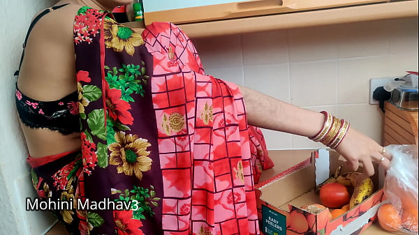 भारतीय देसी फल वाली मालकिन ने भाव बढ़ाने के लिए ग्राहक के संग जोरदार चुदाई की हिंदी ऑडियो