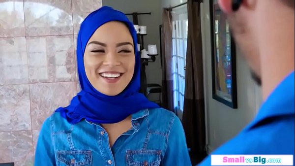 Gadis Arab Mungil Digilir Dua Lelaki Besar