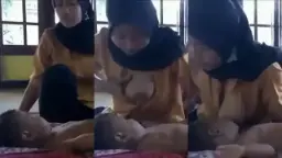 Hijab Cantik Nyusuin, Putingnya Nampak Basah Kena Liur Si Kecil