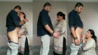 Istri Selingkuh Ngocok Kontol Kekasih Gelap Di Tempat Terbuka, Gaya Desi Bikin Makin Panas.