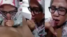 Jilbab Berkacamata Muka Kena Semprot, Crot Basah Kuyup.