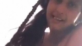 Sri Lanka Cewek Kecil Seksi Lagi Nungging Goyangin Memek Sampe Bocor