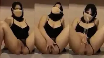 Tante Berjilbab Muncrat Kayak Pancuran, Becek Semua.