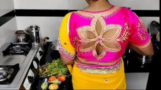 মা বাজারে গেলে, নরম রান্নাঘরে দেবরের সাথে মজা করছিলো