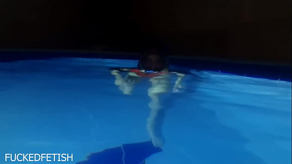 Helen Star Pake Bikini Seksi, Malam-malam Nyetir Sambil Pake Masker, Di Kolam Renang.
