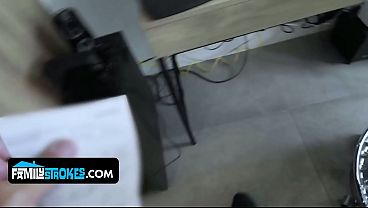 Gadis Latin Mungil Pamer Tubuh Seksi Ke Ayah Tirinya, Bikin Dia Nggak Bisa Nolak