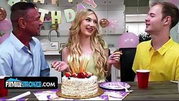 Anak Tiri Mungil Dengan Toket Alami, Daisy Lavoy, Menggoda Dan Naik Ke Atas Kontol Bapak Tirinya.