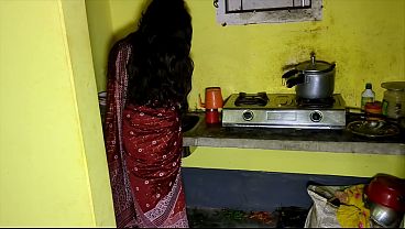 Devar Ngeliat Bhabhi Sendirian Di Dapur, Langsung Hajar Lubang Memeknya.