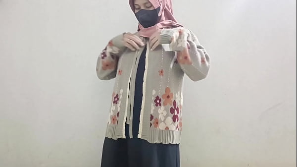 Gadis Berhijab Main Timun Buat Kepuasan Sendiri.
