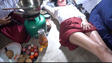 Dapur India, Si Mbak Tiri Desi Lagi Masak, Bikin Makin Panas Di Dapur.