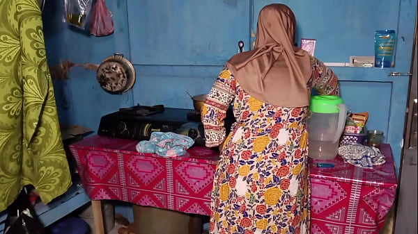 Ngentot Istri Teman Yang Lagi Asik Masak, Suara Desahnya Bikin Dapur Makin Panas.
