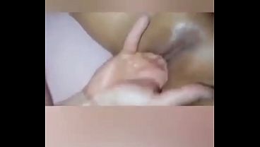 Menggigit Dan Menjilati Memek Cewek Asia Yang Basah Kuyup.