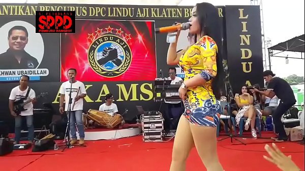 Tarian Erotis Indonesia – Sintya Riske Pamer Gerakan Liar Di Atas Panggung Bikin Mendingin