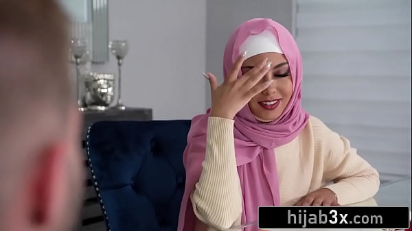 Cewek Mungil Berhijab Ngewe Sambil Tetep Pakai Kerudung, Bikin Makin Panas.