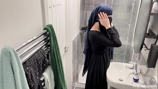Omg! Gak Nyangka Cewek Arab Bisa Sepanas Itu! Aku Lihat Langsung Cewek Muslim Berhijab Lagi Colmek Di Kamar Mandi.