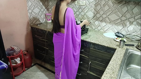 Desi Indian Ibu Tiri Kejutin Anak Tiri Vivek Di Ultahnya, Ngomong Kotor Pake Suara Hindi Yang Bikin Crot.