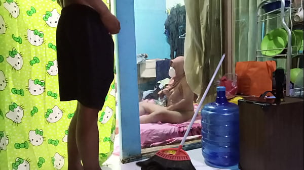 Ngentot Istri Temen Yang Lagi Sibuk Colmek Sambil Teriak-teriak