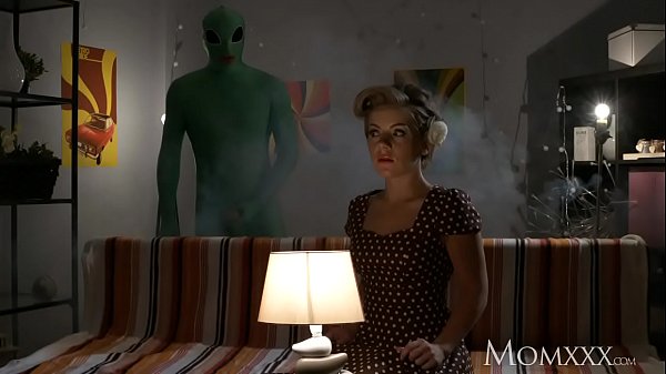 Ibu Rumah Tangga Kesepian Digarap Habis-habisan Alien Saat Halloween.