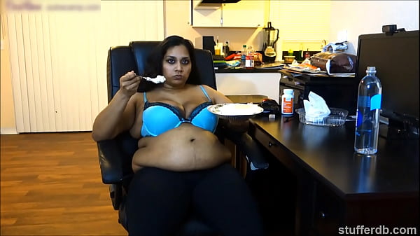 Desi Rose Ngiler Lihat Pie, Pengen Dijilat Dan Dimakan Sampe Habis!