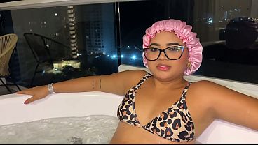 Madrastra Jalang Mandi Telanjang Bareng Anak Tiri Di Jacuzzi, Minta Digenjot Sementara Bapak Lagi Keluar.