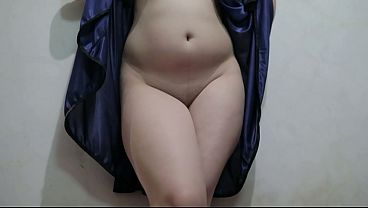 Cewek Indo Pake Lingerie Biru, Jongkok Sambil Colmek Bikin Makin Basah.