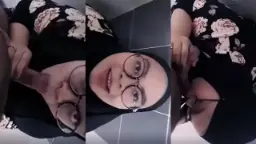 Jilbab Hitam Dibuka, Mulut Merah Basah Di Toilet.
