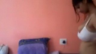 Video Desi Montok Goyangin Pantat Sambil Buka Baju
